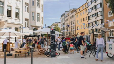 Eröffnung Rochusstrasse mit Stele im Bild