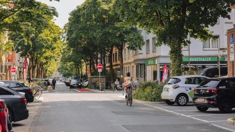Frau auf einem Fahrrad auf der Bankstraße