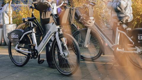 zwei Frauen mit Düsselbikes