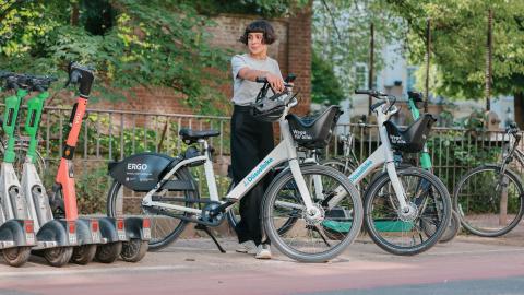 Frau an einer Sharingstation mit dem Düsselbike