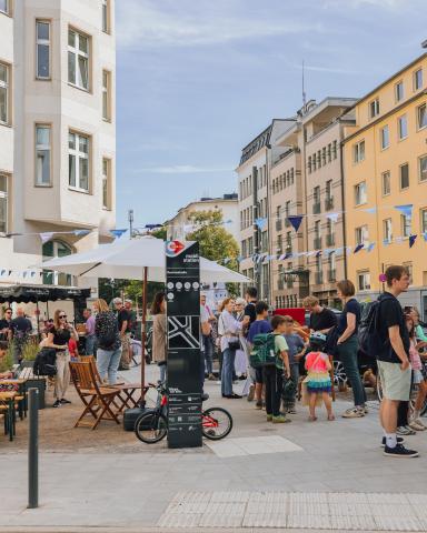 Eröffnung Rochusstrasse mit Stele im Bild