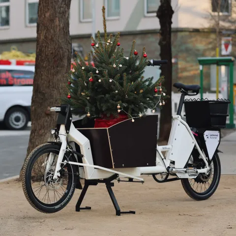 Lastenfahrrad mit Weihnachtsbaum Eröffnung Mobilitätsstation