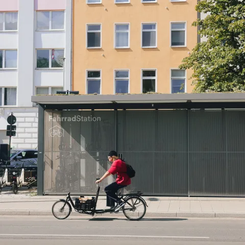 Fahrradstation mit Fahrradfahrer