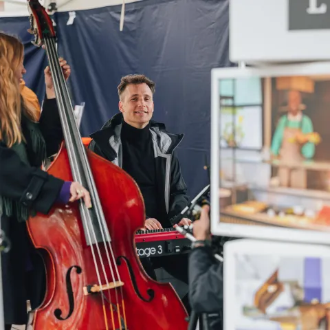 Carlsplatz Eröffnungsfeier mit Musik des Indigo-Jazz-Duos 