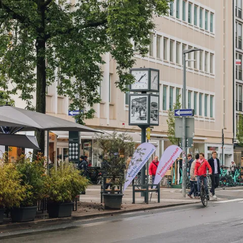 Carlsplatz Eröffnung mit neuer Carlsplatz-Uhr