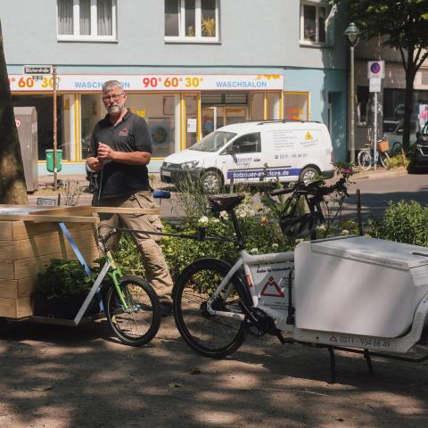 Dirk Schmidt an einer Mobilitätsstation