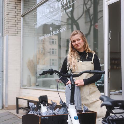 Frau mit Lastenrad