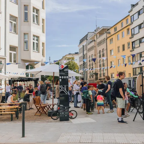 Eröffnung Rochusstrasse mit Stele im Bild