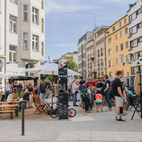 Eröffnung Rochusstrasse mit Stele im Bild