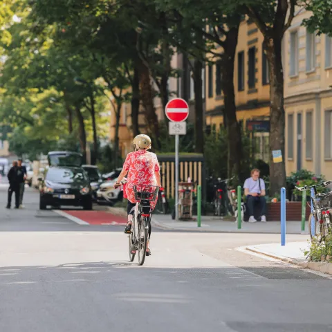 Mobilitätsstation Bankstraße mit Fahrradfahrerin