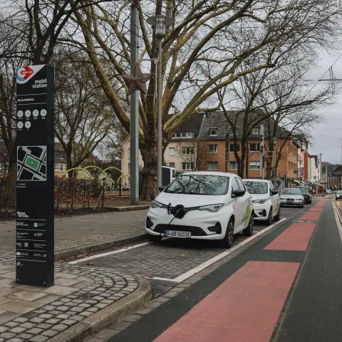 Carsharing-Fahrzeuge an der Mobilitätsstation Apostelplatz