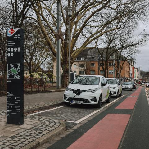 Carsharing-Fahrzeuge an der Mobilitätsstation Apostelplatz