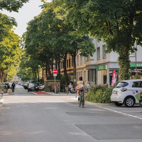 Frau auf einem Fahrrad auf der Bankstraße