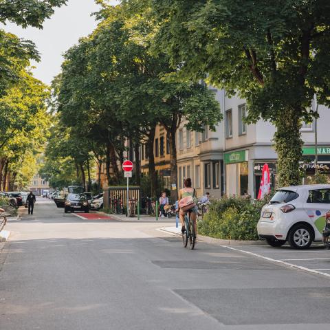Frau auf einem Fahrrad auf der Bankstraße