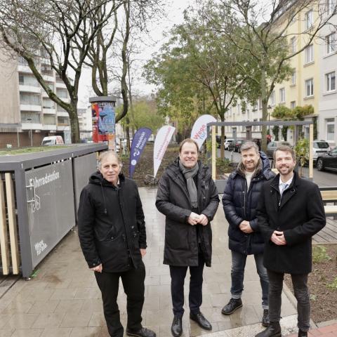 vlnr: Jochen Kral, Dr. Stephan Keller, Rolf Neumann und Dr. David Rüdiger an der Mobilitätsstation Römerstraße