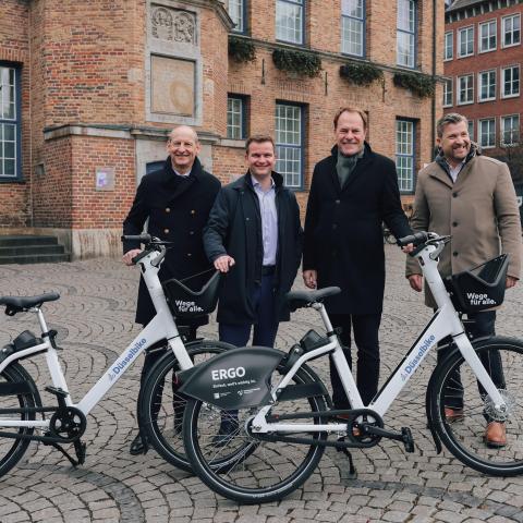 Dr. Willmes (ergo), Thor Möger Pedersen (Donkey Republic), Dr. Stephan Keller (Oberbürgermeister Stadt Düsseldorf), Rolf Neumann (Connected Mobility Düsseldorf) 