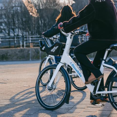 zwei Frauen auf dem Düsselbike