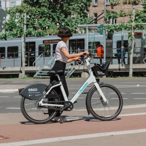 Düsselbike vor der Rheinbahn