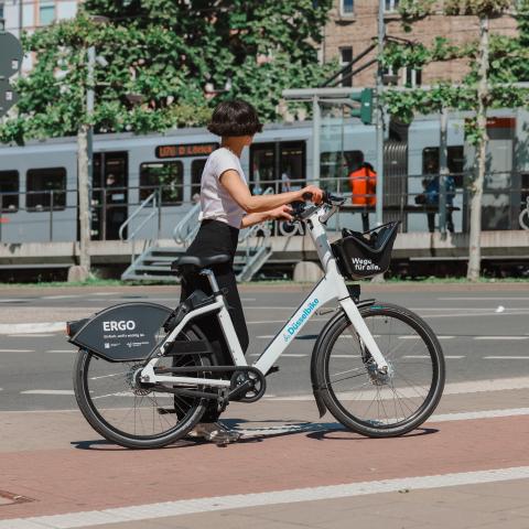 Düsselbike vor der Rheinbahn