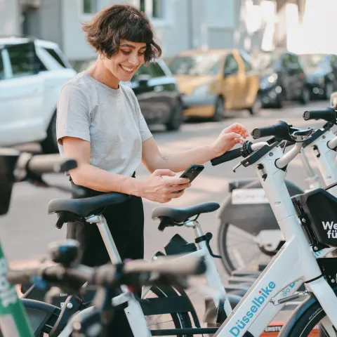 Frau bei der Buchung des Düsselbikes