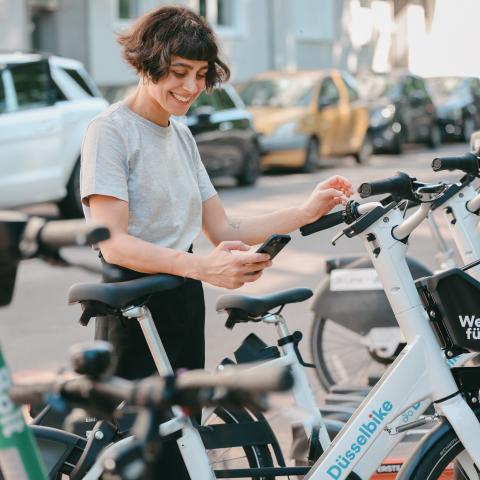 Frau bei der Buchung des Düsselbikes